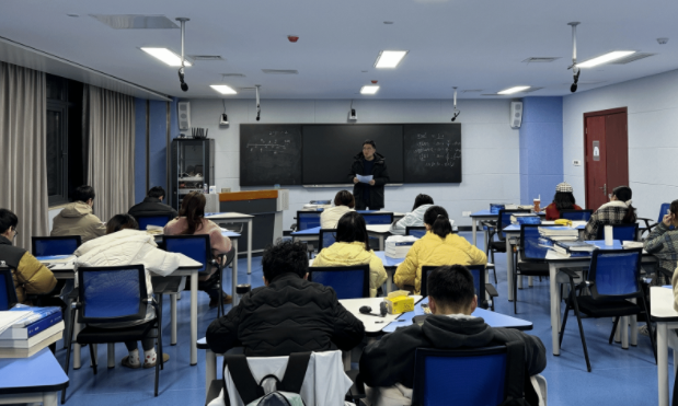 一手抓核心素質既讓學生有接受智能時代新科技挑戰的才能