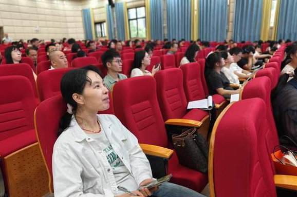 教師們則在專屬課堂上快速把握從備課技巧到班級辦理的實戰秘籍 教師們則在專屬課堂上快速把握從備課技巧到班級辦理的實戰秘籍