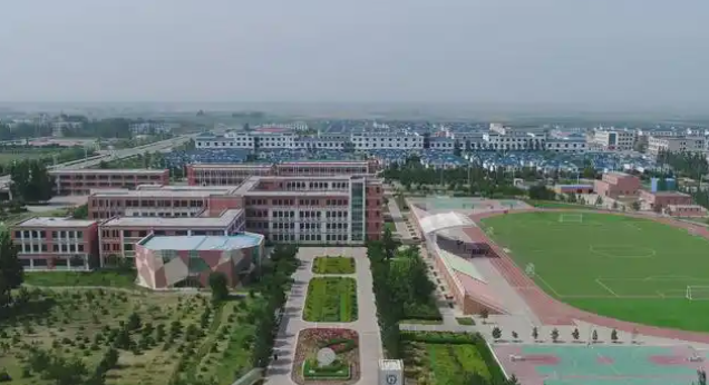 抓住暑期教學(xué)空檔期進(jìn)行硬化改造為師生日常通行增添了安全保障 抓住暑期教學(xué)空檔期進(jìn)行硬化改造為師生日常通行增添了安全保障