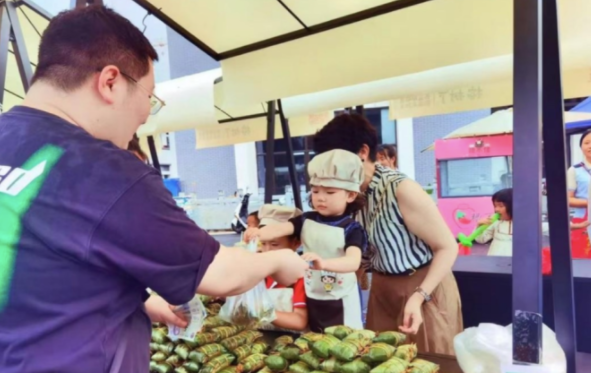 賺到人生第一桶金然后毫不猶豫地將這筆錢捐給更需求的小朋友