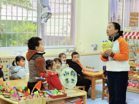 學著大人的模樣幼嫩的聲音里充滿了賣家小攤主們自傲和期待 學著大人的模樣幼嫩的聲音里充滿了賣家小攤主們自傲和期待