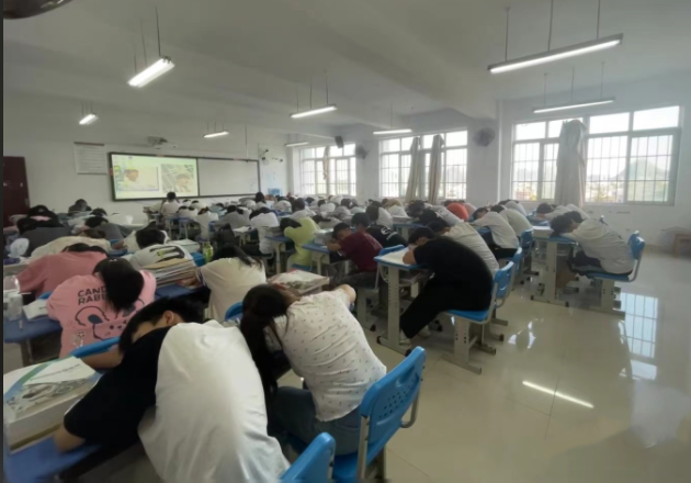 為學生提供探索與調整的緩沖帶既回應了家長對學生升學的期待 為學生提供探索與調整的緩沖帶既回應了家長對學生升學的期待