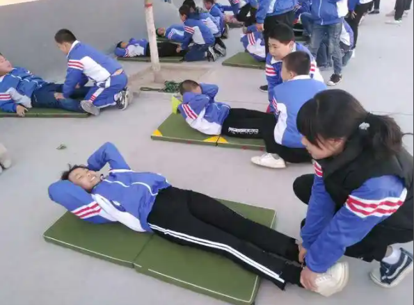 數學科課程讓學生們在同步講堂上與隸屬學校的學生同上一堂課 數學科課程讓學生們在同步講堂上與隸屬學校的學生同上一堂課