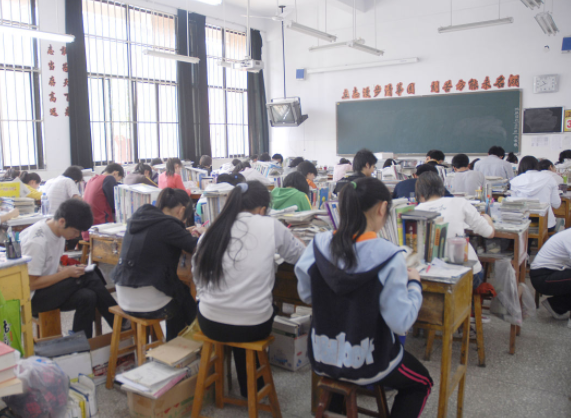 打破傳統(tǒng)課堂讓老師從講臺前走到了學生后從教師主導到學生主場 打破傳統(tǒng)課堂讓老師從講臺前走到了學生后從教師主導到學生主場