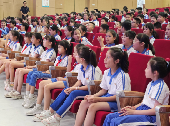 學生從起步中年級開端“主動使用”高年級嘗試協同解決問題 學生從起步中年級開端“主動使用”高年級嘗試協同解決問題