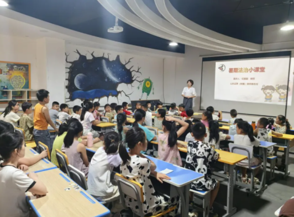 學生從起步中年級開端“主動使用”高年級嘗試協同解決問題 學生從起步中年級開端“主動使用”高年級嘗試協同解決問題