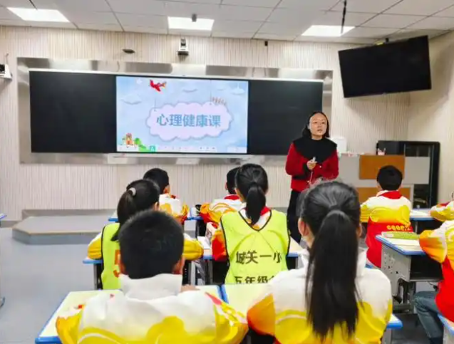讓校園充溢陽(yáng)光花香讓英勇的生命之花在時(shí)間的枝頭開放美的希冀 讓校園充溢陽(yáng)光花香讓英勇的生命之花在時(shí)間的枝頭開放美的希冀