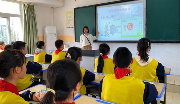 讓校園充溢陽(yáng)光花香讓英勇的生命之花在時(shí)間的枝頭開放美的希冀 讓校園充溢陽(yáng)光花香讓英勇的生命之花在時(shí)間的枝頭開放美的希冀